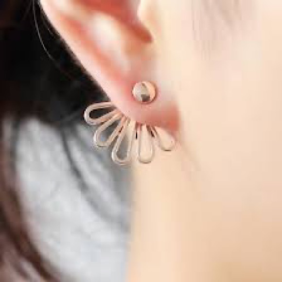 “Daisy Dreaming” Floral 925 Sterling Silver Gold Dainty Gift Minimalist Earrings - Picture 2 of 5